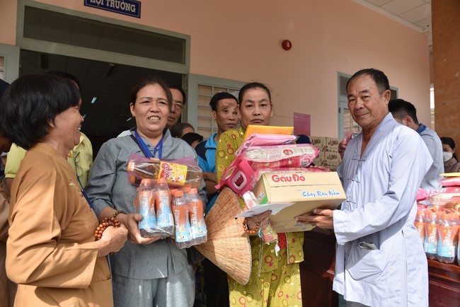 Khám bệnh, cấp thuốc, tặng quà cho đồng bào dân tộc, hộ gia đình có hoàn cảnh khó khăn ở Cần Thơ