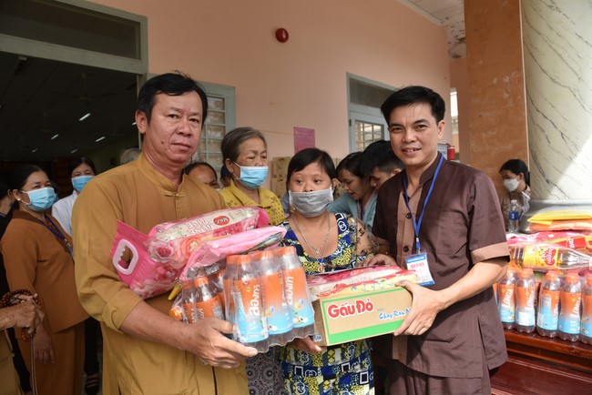 Khám bệnh, cấp thuốc, tặng quà cho đồng bào dân tộc, hộ gia đình có hoàn cảnh khó khăn ở Cần Thơ