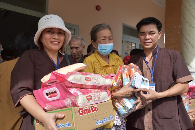 Khám bệnh, cấp thuốc, tặng quà cho đồng bào dân tộc, hộ gia đình có hoàn cảnh khó khăn ở Cần Thơ