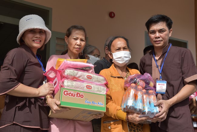 Khám bệnh, cấp thuốc, tặng quà cho đồng bào dân tộc, hộ gia đình có hoàn cảnh khó khăn ở Cần Thơ