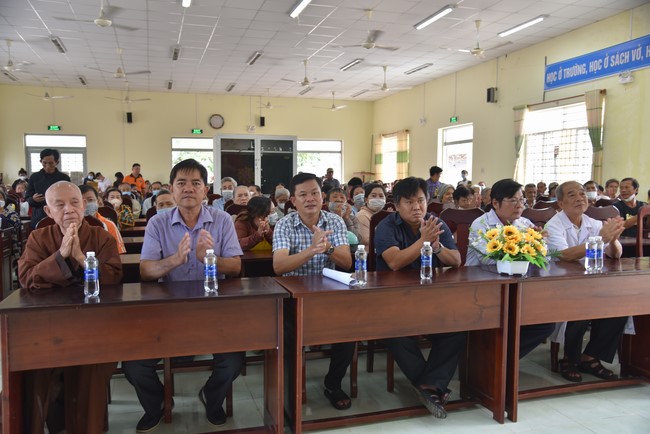 Khám bệnh, cấp thuốc, tặng quà cho đồng bào dân tộc, hộ gia đình có hoàn cảnh khó khăn ở Cần Thơ