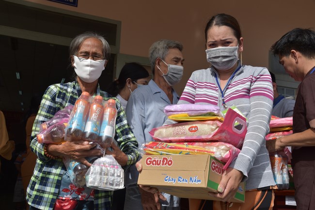Khám bệnh, cấp thuốc, tặng quà cho đồng bào dân tộc, hộ gia đình có hoàn cảnh khó khăn ở Cần Thơ