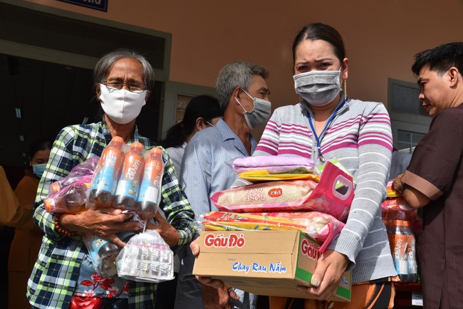 Khám bệnh, cấp thuốc, tặng quà cho đồng bào dân tộc, hộ gia đình có hoàn cảnh khó khăn ở Cần Thơ