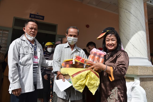 Khám bệnh, cấp thuốc, tặng quà cho đồng bào dân tộc, hộ gia đình có hoàn cảnh khó khăn ở Cần Thơ