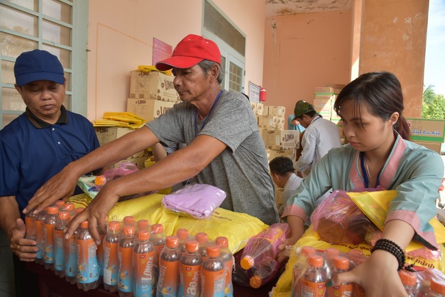 Khám bệnh, cấp thuốc, tặng quà cho đồng bào dân tộc, hộ gia đình có hoàn cảnh khó khăn ở Cần Thơ