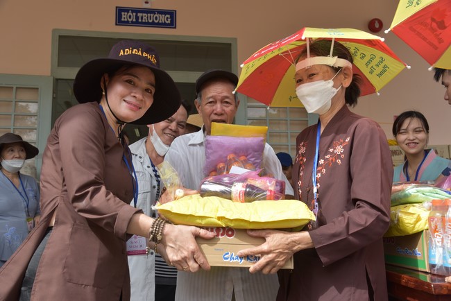 Khám bệnh, cấp thuốc, tặng quà cho đồng bào dân tộc, hộ gia đình có hoàn cảnh khó khăn ở Cần Thơ