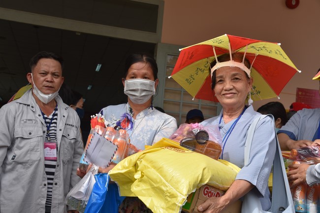 Khám bệnh, cấp thuốc, tặng quà cho đồng bào dân tộc, hộ gia đình có hoàn cảnh khó khăn ở Cần Thơ