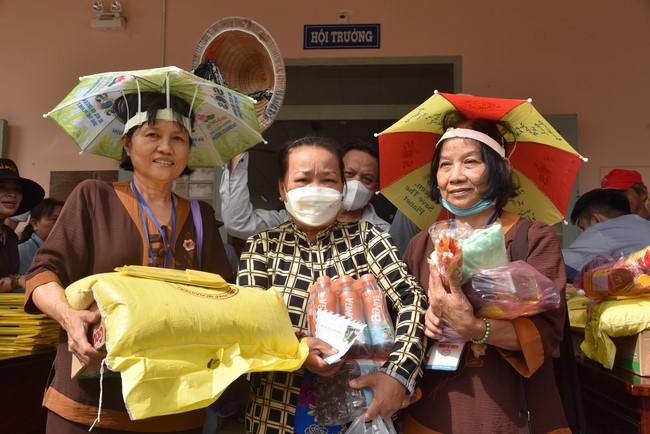 Khám bệnh, cấp thuốc, tặng quà cho đồng bào dân tộc, hộ gia đình có hoàn cảnh khó khăn ở Cần Thơ