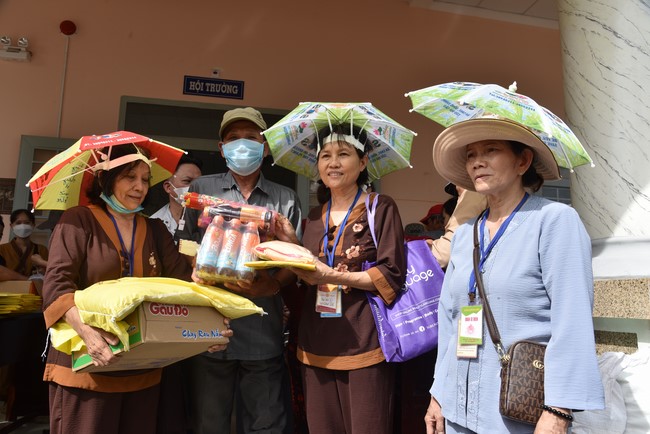 Khám bệnh, cấp thuốc, tặng quà cho đồng bào dân tộc, hộ gia đình có hoàn cảnh khó khăn ở Cần Thơ