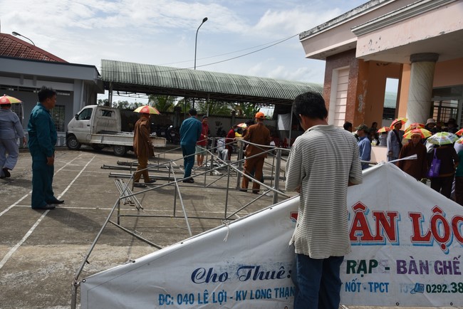 Khám bệnh, cấp thuốc, tặng quà cho đồng bào dân tộc, hộ gia đình có hoàn cảnh khó khăn ở Cần Thơ