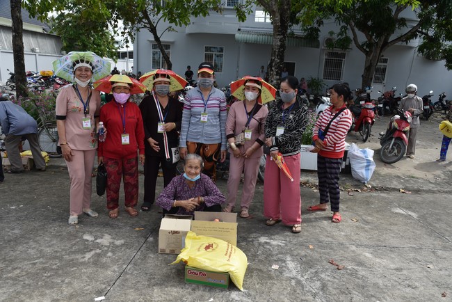 Khám bệnh, cấp thuốc, tặng quà cho đồng bào dân tộc, hộ gia đình có hoàn cảnh khó khăn ở Cần Thơ