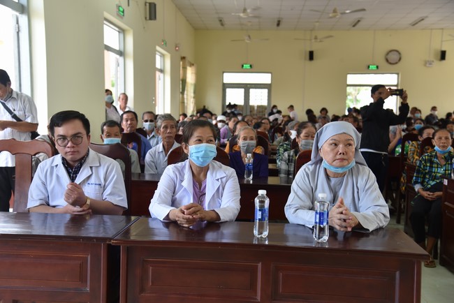 Khám bệnh, cấp thuốc, tặng quà cho đồng bào dân tộc, hộ gia đình có hoàn cảnh khó khăn ở Cần Thơ