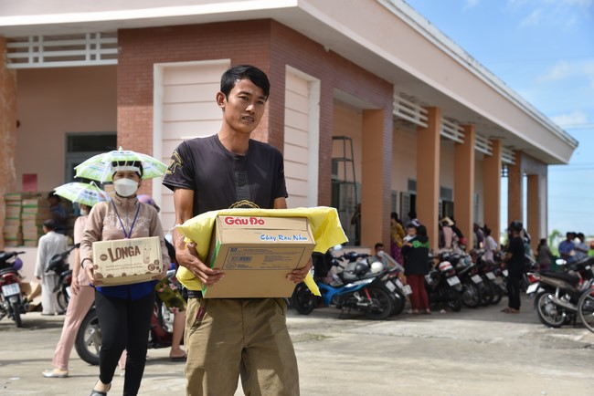 Khám bệnh, cấp thuốc, tặng quà cho đồng bào dân tộc, hộ gia đình có hoàn cảnh khó khăn ở Cần Thơ