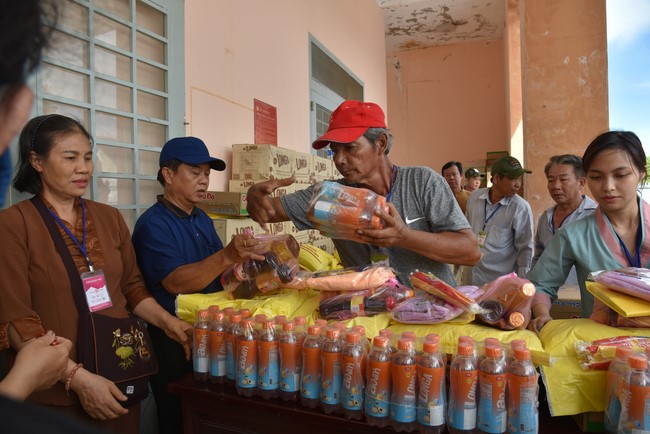 Khám bệnh, cấp thuốc, tặng quà cho đồng bào dân tộc, hộ gia đình có hoàn cảnh khó khăn ở Cần Thơ
