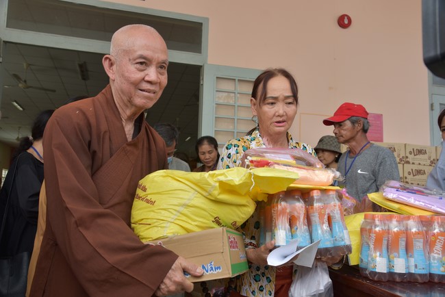 Khám bệnh, cấp thuốc, tặng quà cho đồng bào dân tộc, hộ gia đình có hoàn cảnh khó khăn ở Cần Thơ