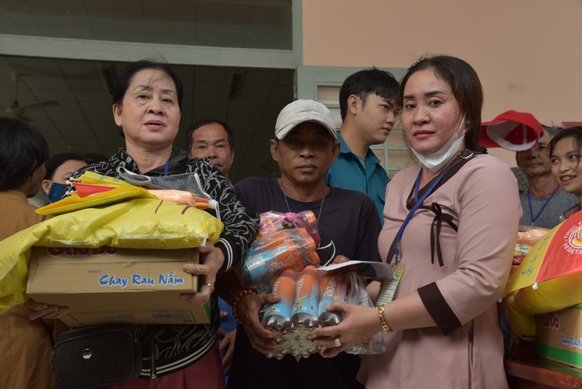 Khám bệnh, cấp thuốc, tặng quà cho đồng bào dân tộc, hộ gia đình có hoàn cảnh khó khăn ở Cần Thơ