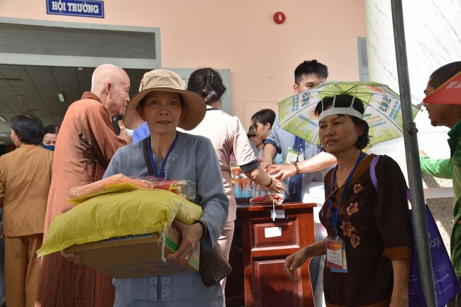 Khám bệnh, cấp thuốc, tặng quà cho đồng bào dân tộc, hộ gia đình có hoàn cảnh khó khăn ở Cần Thơ