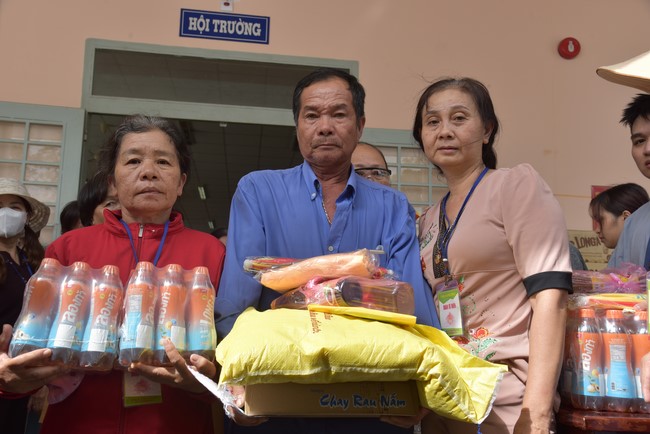 Khám bệnh, cấp thuốc, tặng quà cho đồng bào dân tộc, hộ gia đình có hoàn cảnh khó khăn ở Cần Thơ