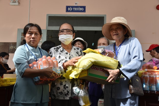 Khám bệnh, cấp thuốc, tặng quà cho đồng bào dân tộc, hộ gia đình có hoàn cảnh khó khăn ở Cần Thơ