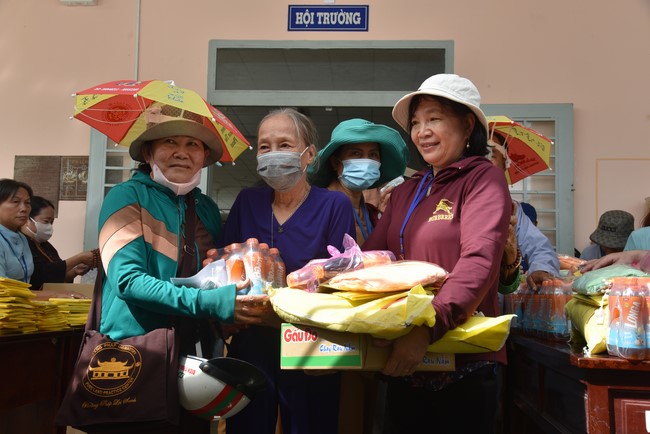 Khám bệnh, cấp thuốc, tặng quà cho đồng bào dân tộc, hộ gia đình có hoàn cảnh khó khăn ở Cần Thơ