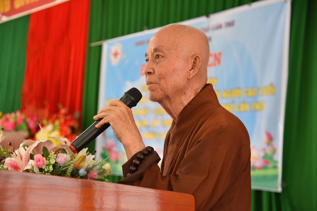 Khám bệnh, cấp thuốc, tặng quà cho đồng bào dân tộc, hộ gia đình có hoàn cảnh khó khăn ở Cần Thơ