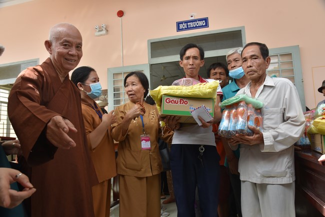 Khám bệnh, cấp thuốc, tặng quà cho đồng bào dân tộc, hộ gia đình có hoàn cảnh khó khăn ở Cần Thơ