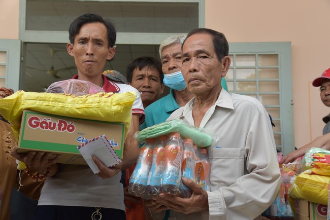 Khám bệnh, cấp thuốc, tặng quà cho đồng bào dân tộc, hộ gia đình có hoàn cảnh khó khăn ở Cần Thơ