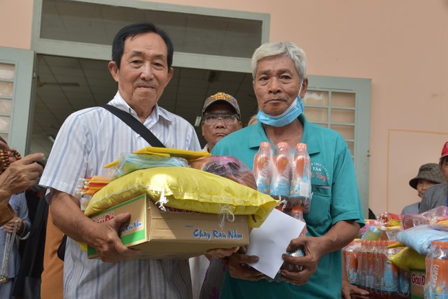 Khám bệnh, cấp thuốc, tặng quà cho đồng bào dân tộc, hộ gia đình có hoàn cảnh khó khăn ở Cần Thơ