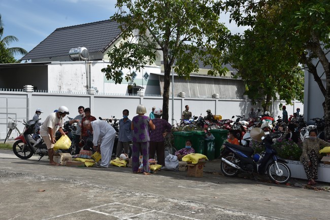 Khám bệnh, cấp thuốc, tặng quà cho đồng bào dân tộc, hộ gia đình có hoàn cảnh khó khăn ở Cần Thơ