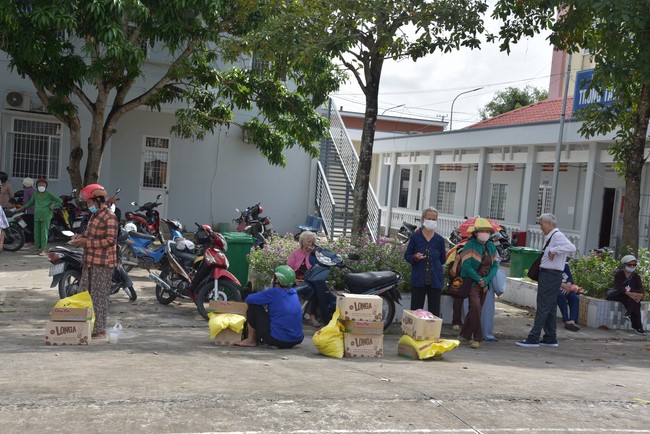 Khám bệnh, cấp thuốc, tặng quà cho đồng bào dân tộc, hộ gia đình có hoàn cảnh khó khăn ở Cần Thơ