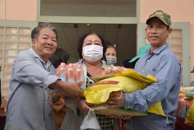 Khám bệnh, cấp thuốc, tặng quà cho đồng bào dân tộc, hộ gia đình có hoàn cảnh khó khăn ở Cần Thơ