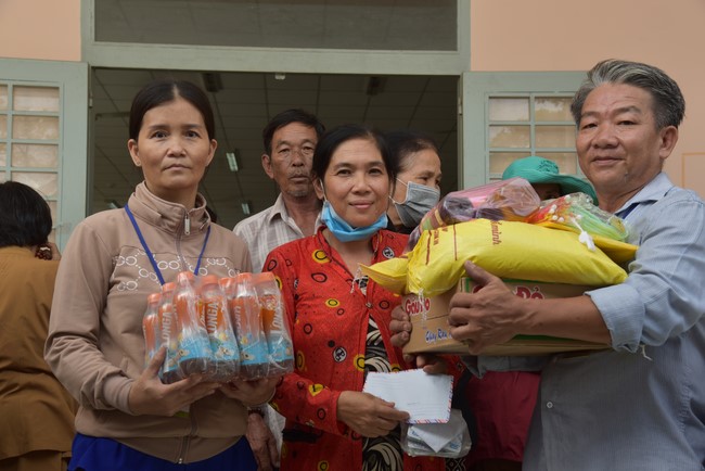 Khám bệnh, cấp thuốc, tặng quà cho đồng bào dân tộc, hộ gia đình có hoàn cảnh khó khăn ở Cần Thơ