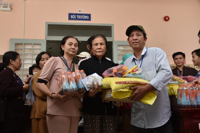 Khám bệnh, cấp thuốc, tặng quà cho đồng bào dân tộc, hộ gia đình có hoàn cảnh khó khăn ở Cần Thơ