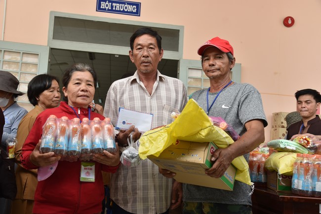 Khám bệnh, cấp thuốc, tặng quà cho đồng bào dân tộc, hộ gia đình có hoàn cảnh khó khăn ở Cần Thơ