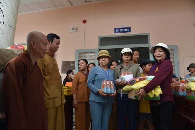 Khám bệnh, cấp thuốc, tặng quà cho đồng bào dân tộc, hộ gia đình có hoàn cảnh khó khăn ở Cần Thơ