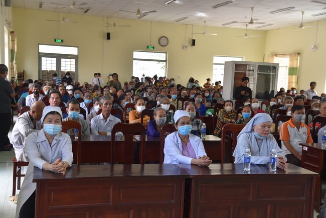 Khám bệnh, cấp thuốc, tặng quà cho đồng bào dân tộc, hộ gia đình có hoàn cảnh khó khăn ở Cần Thơ