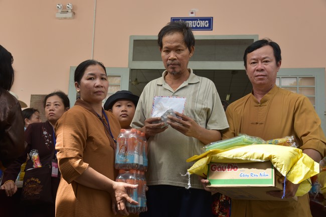 Khám bệnh, cấp thuốc, tặng quà cho đồng bào dân tộc, hộ gia đình có hoàn cảnh khó khăn ở Cần Thơ