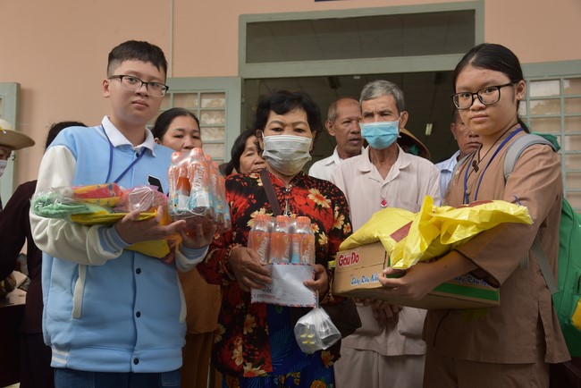 Khám bệnh, cấp thuốc, tặng quà cho đồng bào dân tộc, hộ gia đình có hoàn cảnh khó khăn ở Cần Thơ