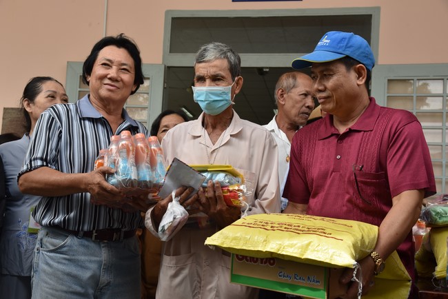 Khám bệnh, cấp thuốc, tặng quà cho đồng bào dân tộc, hộ gia đình có hoàn cảnh khó khăn ở Cần Thơ