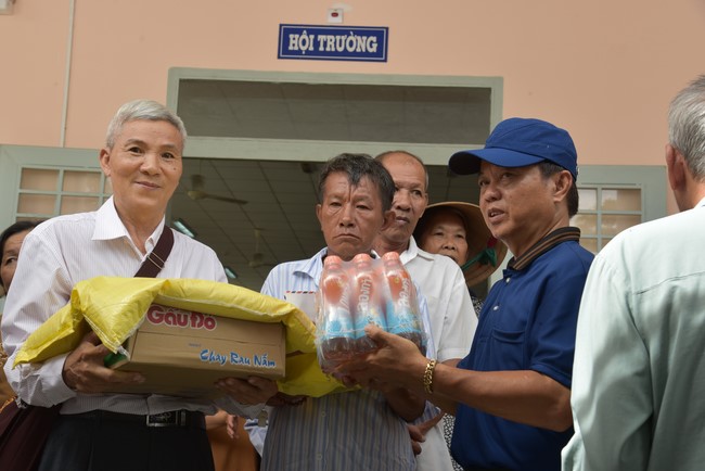 Khám bệnh, cấp thuốc, tặng quà cho đồng bào dân tộc, hộ gia đình có hoàn cảnh khó khăn ở Cần Thơ