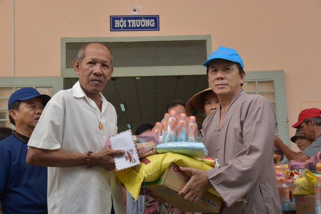 Khám bệnh, cấp thuốc, tặng quà cho đồng bào dân tộc, hộ gia đình có hoàn cảnh khó khăn ở Cần Thơ