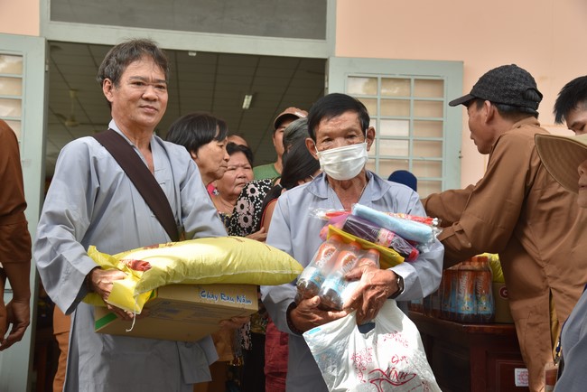 Khám bệnh, cấp thuốc, tặng quà cho đồng bào dân tộc, hộ gia đình có hoàn cảnh khó khăn ở Cần Thơ
