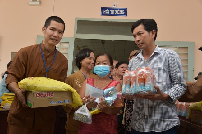 Khám bệnh, cấp thuốc, tặng quà cho đồng bào dân tộc, hộ gia đình có hoàn cảnh khó khăn ở Cần Thơ