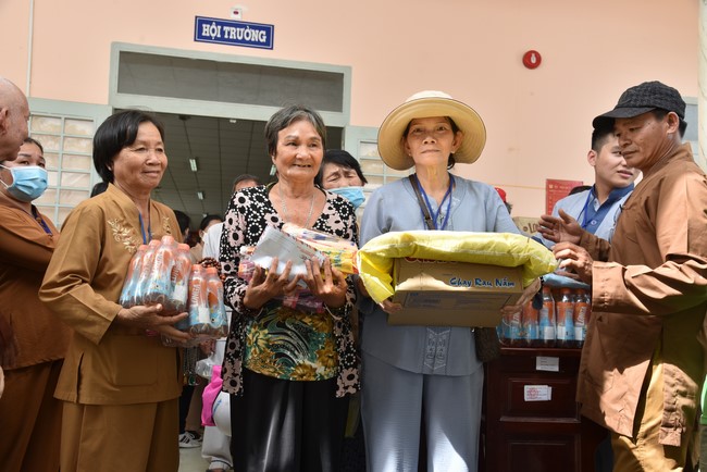 Khám bệnh, cấp thuốc, tặng quà cho đồng bào dân tộc, hộ gia đình có hoàn cảnh khó khăn ở Cần Thơ