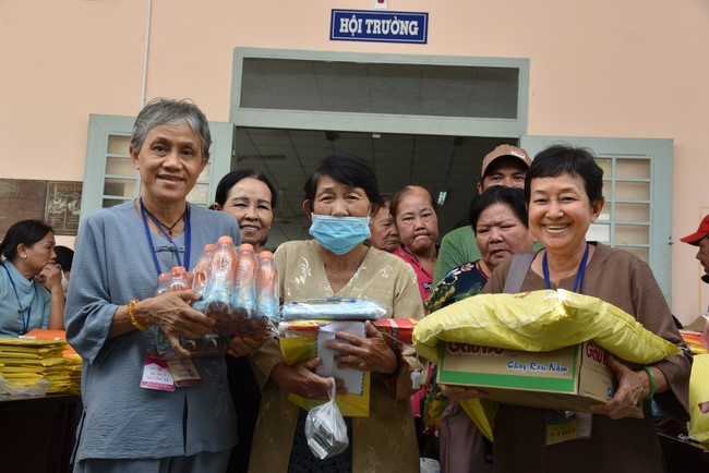 Khám bệnh, cấp thuốc, tặng quà cho đồng bào dân tộc, hộ gia đình có hoàn cảnh khó khăn ở Cần Thơ