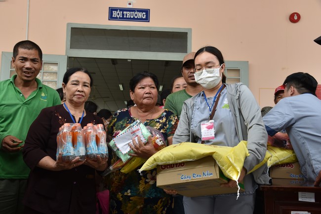 Khám bệnh, cấp thuốc, tặng quà cho đồng bào dân tộc, hộ gia đình có hoàn cảnh khó khăn ở Cần Thơ