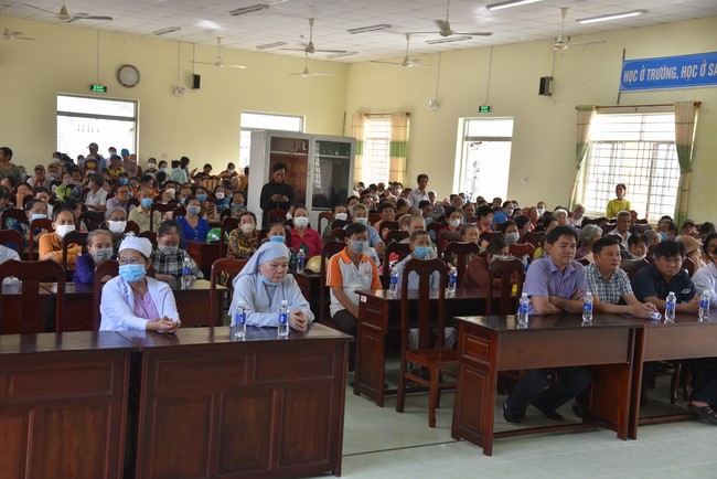 Khám bệnh, cấp thuốc, tặng quà cho đồng bào dân tộc, hộ gia đình có hoàn cảnh khó khăn ở Cần Thơ