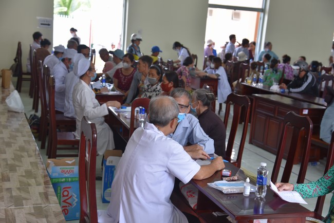 Khám bệnh, cấp thuốc, tặng quà cho đồng bào dân tộc, hộ gia đình có hoàn cảnh khó khăn ở Cần Thơ