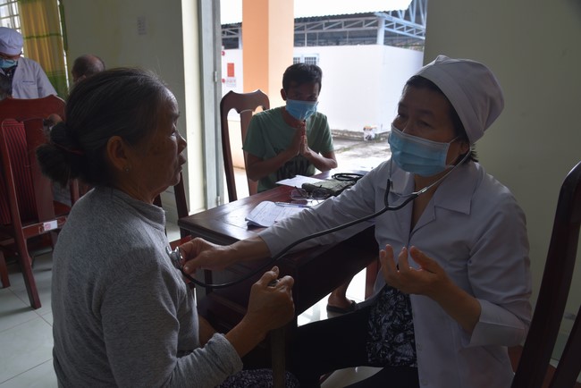 Khám bệnh, cấp thuốc, tặng quà cho đồng bào dân tộc, hộ gia đình có hoàn cảnh khó khăn ở Cần Thơ