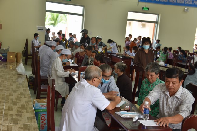 Khám bệnh, cấp thuốc, tặng quà cho đồng bào dân tộc, hộ gia đình có hoàn cảnh khó khăn ở Cần Thơ